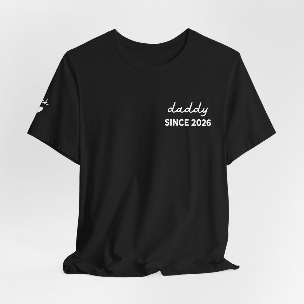 Tシャツ：ハートに「日付入りパパ」、袖に「ファーストネーム」
