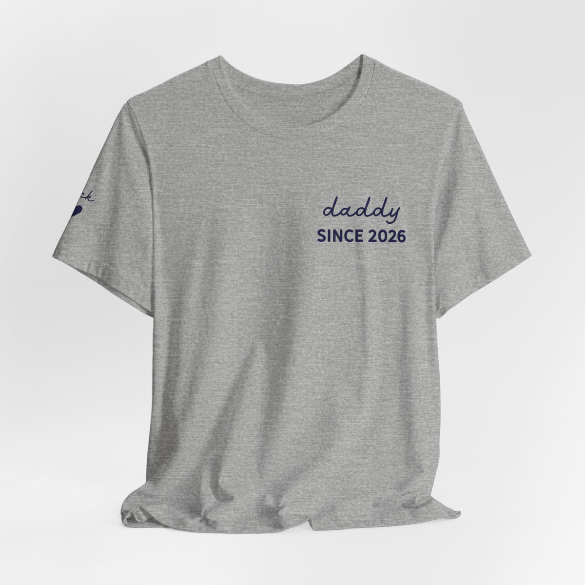 Tシャツ：ハートに「日付入りパパ」、袖に「ファーストネーム」